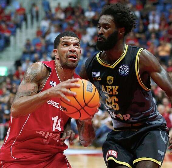 סנט-רוס במדי א.א.ק שומר על פלדין. חוזר לאתונה // צילום: אלן שיבר